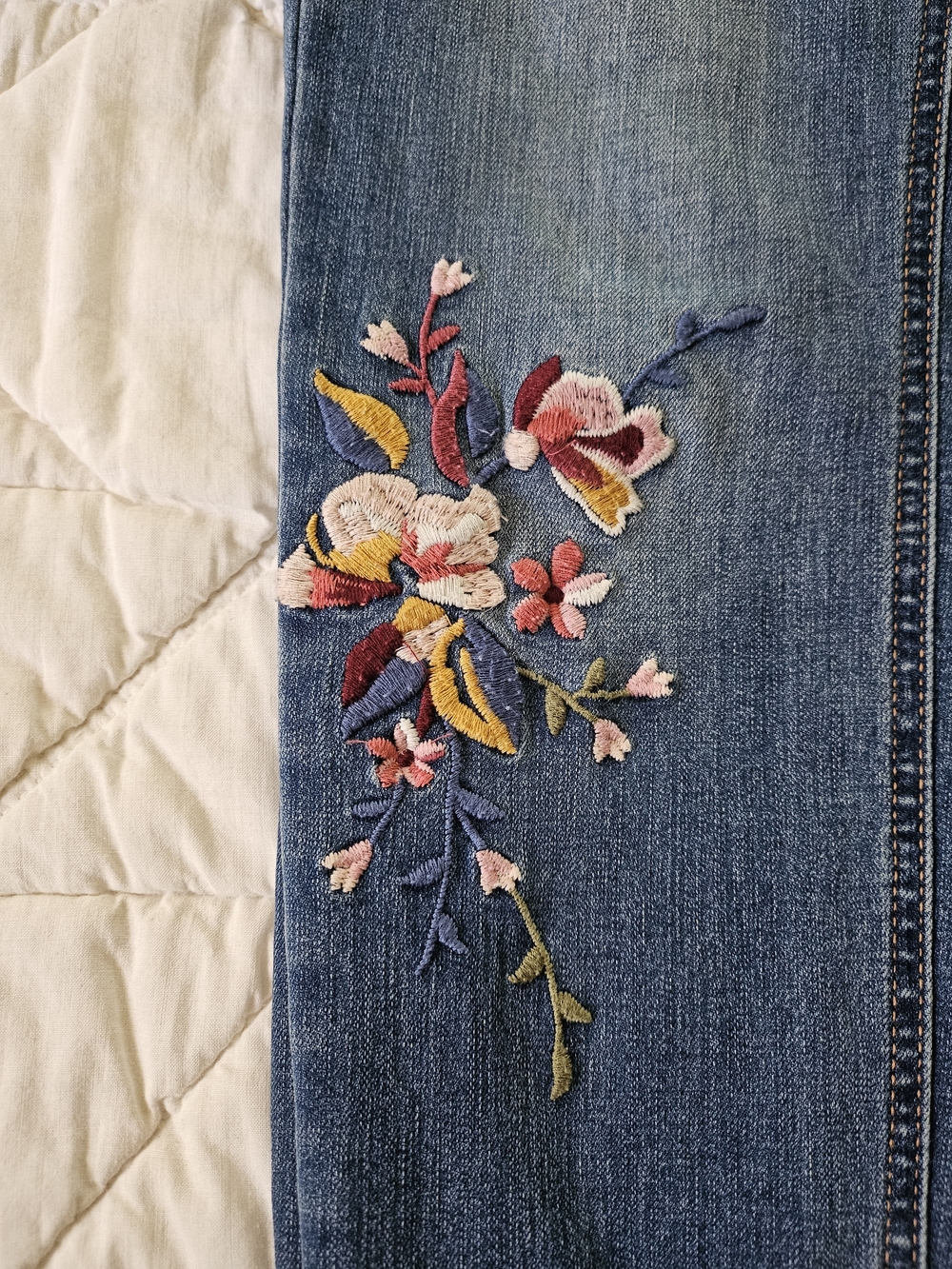 Kensie Distressed Med Rise Skinny Jeans w/ Floral Embroidery - Size 6/28 - Picture 7 of 10